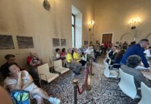 Consiglio Comunale di Vicenza, manifestanti in Sala Bernarda e in Piazza dei Signori mentre si discute la mozione pro Palestina i manifestanti pro palestina in sala bernarda