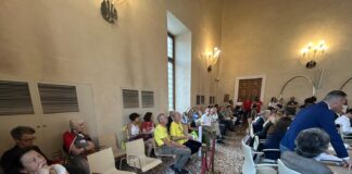 Consiglio Comunale di Vicenza, manifestanti in Sala Bernarda e in Piazza dei Signori mentre si discute la mozione pro Palestina i manifestanti pro palestina in sala bernarda