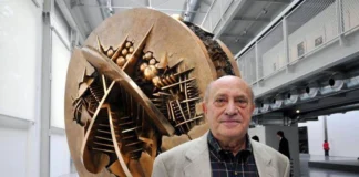 Addio ad Arnaldo Pomodoro, gigante della scultura italiana Arnaldo Pomodoro