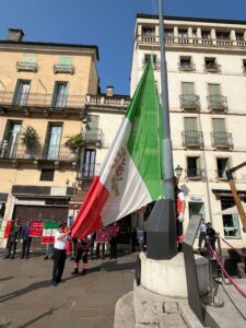 l'alzabandiera in piazza dei signori