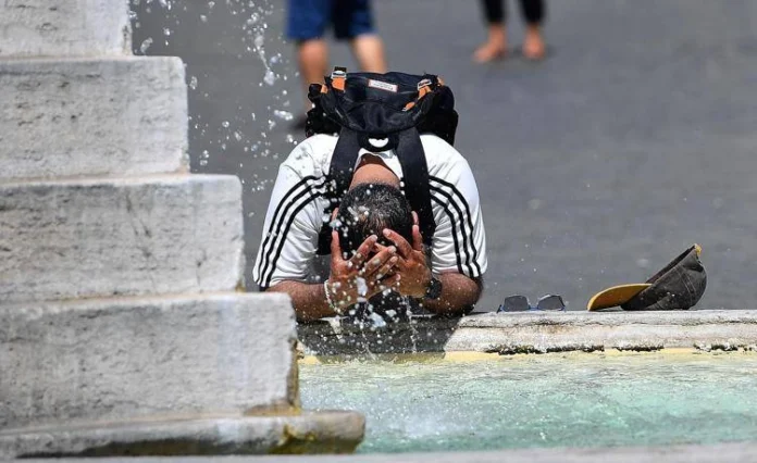 caldo_roma_turista_fontana_fg italia caldo