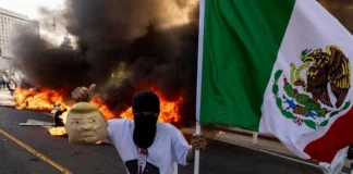 Los Angeles, scontri fra polizia e manifestanti: strade bloccate e auto incendiate Los Angeles