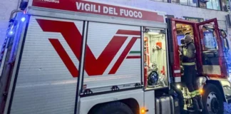 Milano, incendio in appartamento: donna si lancia dal quinto piano e muore incendio milano