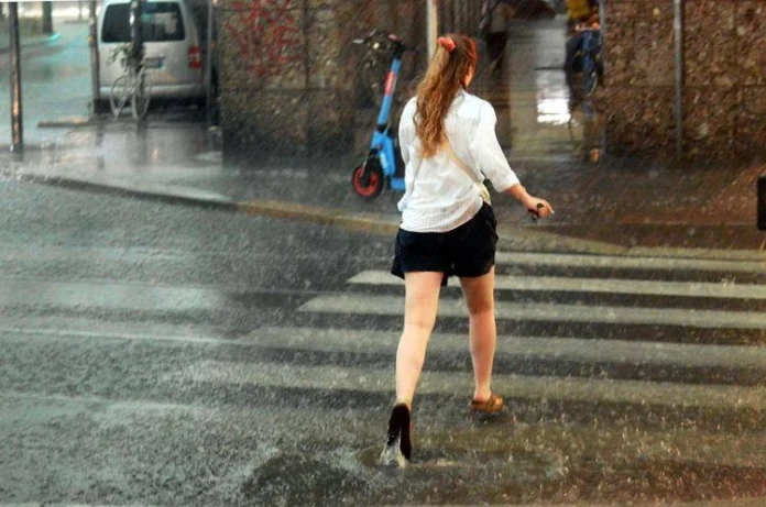 temporale_estate_ragazza_fg caldo africano