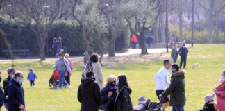 Le famiglie tornano a spendere ma sul futuro pesa l’incertezza