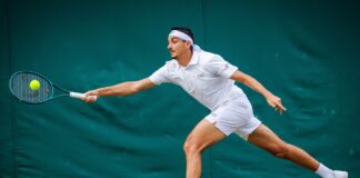 Anche Sonego agli ottavi di Wimbledon, battuto Nakashima in cinque ore