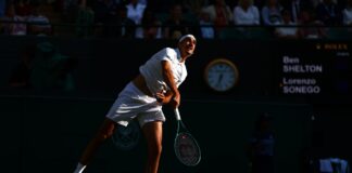 Sonego eliminato a Wimbledon, ai quarti va Shelton
