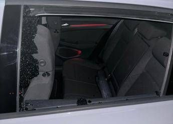 Ai Cancelli di Ostia finestrini distrutti e auto razziate, ladri (ancora) in azione al ‘Mare di Roma’