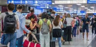 Bagagli a mano in aereo, da domani si potranno portare fino a 2 litri di liquidi