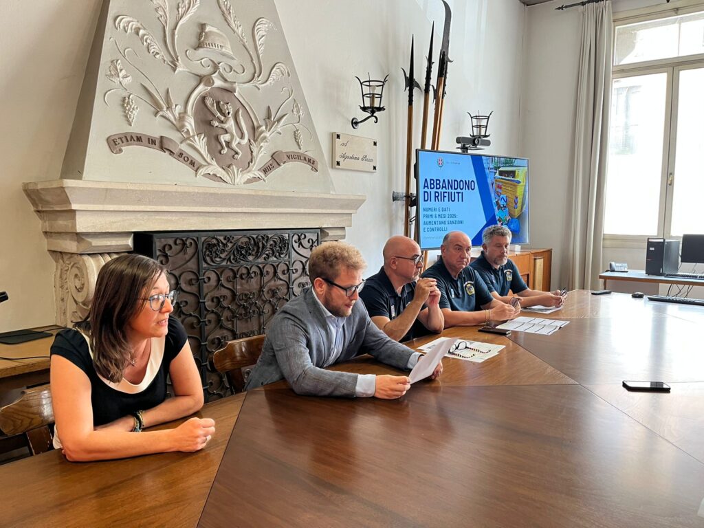 conferenza presentazione dati su sanzioni rifiuti abbandonati