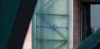 Effetto dazi per Stellantis, scivola a Piazza Affari: 2,3 miliardi di perdite