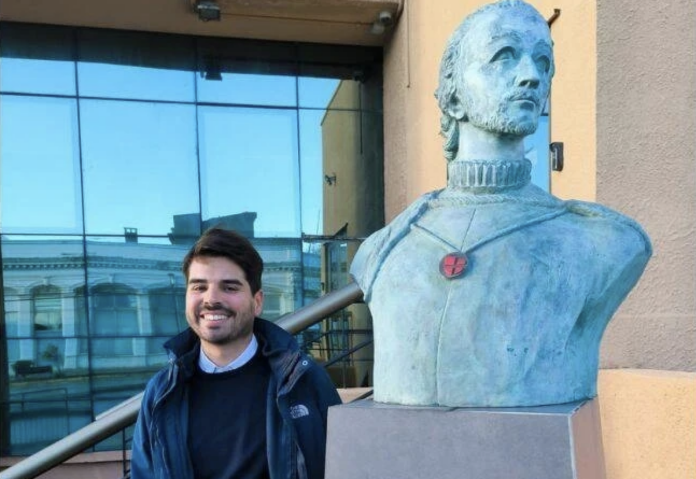 Elia Pizzolato a Punta Arenas davanti alla statuta di Pigafetta Elia Pizzolato a Punta Arenas davanti alla statua di Pigafetta