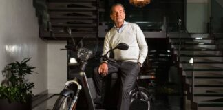 Il ricordo di Elio Marioni, il fondatore di Askoll che si paragonò a Jobs. Il successo passò anche da scelte dure, come a Castell’Alfero Elio Marioni, sulla due ruote elettrica di una delle aziende del gruppo Askoll: EVA