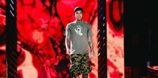 Fedez non si nasconde più, il bacio in Sardegna con Giulia Honegger