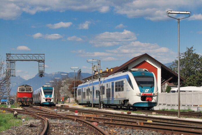 Fermata ferroviaria ai Pilastroni e stazione di Dueville Fermata ferroviaria ai Pilastroni e stazione di Dueville