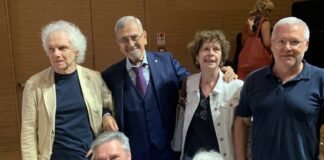 Un “Patriarca per amico. Marco Cè e i laici” e magistero Papa Leone XIV: a Mestre prove di “reunion” intorno a dottrina sociale Chiesa Franco Conte, secondo da sx, Paolo Possamai, il primo accosciato da sx e altri relatori all'M9 per "Un patriarca per amico. Marco Cè e i laici"