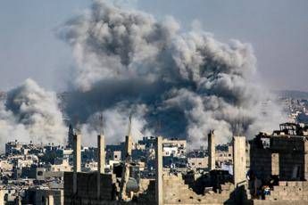 Gaza, 24 morti in raid israeliani. Fonti mediche: “Molti bambini e donne tra vittime”
