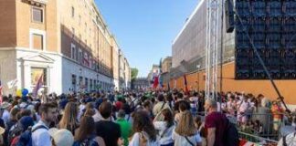 Giubileo giovani, in 70mila da tutta Italia tra cui almeno 350 vicentini e tanti veneti in piazza S. Pietro: stasera preghiera con Zuppi
