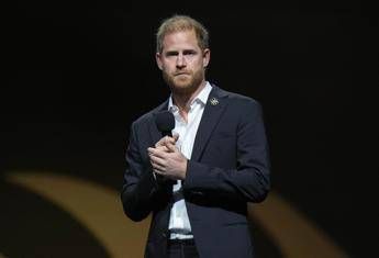 Harry e il viaggio in Angola, tabloid Uk all’attacco: “Imitatore di Diana”