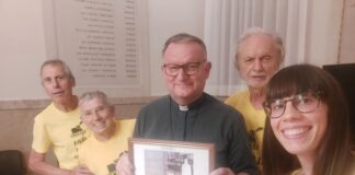 I “gilet gialli” del Comitato Albera dal Vescovo Brugnotto: «Ripartano i cantieri, sì alla bretella, la salute non ha colore politico» I gilet gialli del Comitato Albera dal vescovo Brugnotto: da sx Fiorenzo Donadello, Gigliola Masolo, il vescovo, Giovanni Rolando e Ilaria Donadello