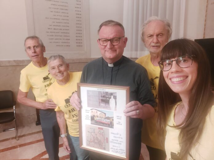 I gilet gialli del Comitato Albera dal vescovo Brugnotto: da sx Fiorenzo Donadello, Gigliola Masolo, il vescovo, Giovanni Rolando e Ilaria Donadello I gilet gialli del Comitato Albera dal vescovo Brugnotto: da sx Fiorenzo Donadello, Gigliola Masolo, il vescovo, Giovanni Rolando e Ilaria Donadello