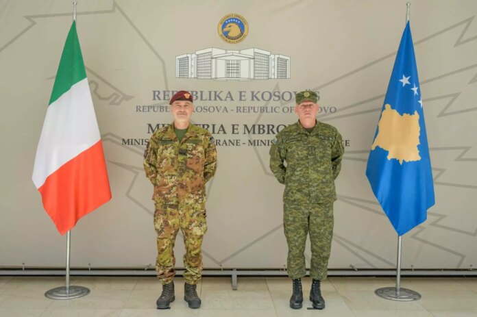 Il-COMCOVI-e-il-Comandante-delle-Forze-di-Sicurezza