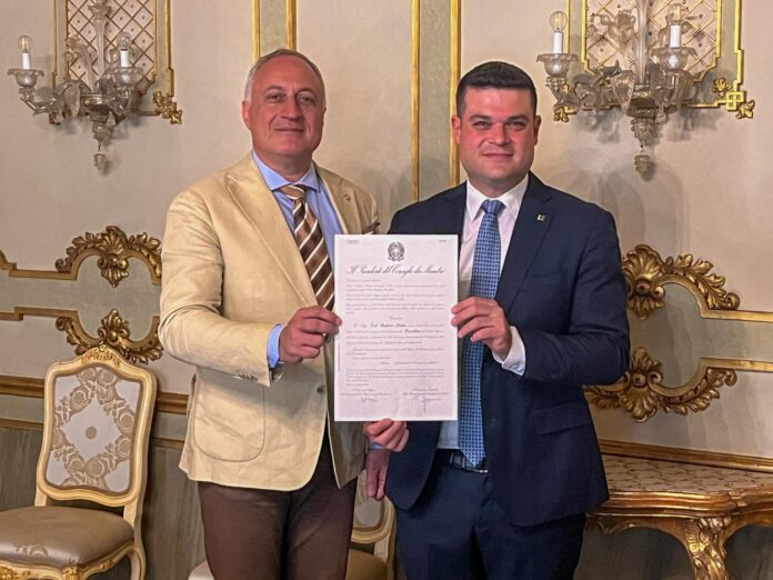 Il prefetto di Vicenza Filippo Romano consegna all'on. Erik Pretto il diploma dell'onoreficenza pontificia dell’Ordine del Santo Sepolcro Il prefetto di Vicenza Filippo Romano consegna all'on. Erik Pretto il diploma dell'onoreficenza pontificia dell’Ordine del Santo Sepolcro