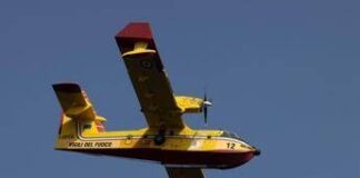 Incendio in Sardegna, case evacuate e Canadair in azione a La Maddalena
