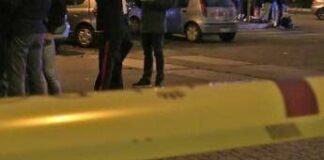 Incidente a Roma, scontro tra auto e moto su via Ostiense: un morto