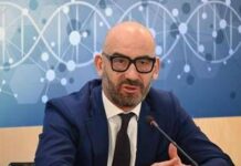 Influenza, Bassetti: “In ospedale 20enne con pericardite-miocardite, giovani vaccinatevi”