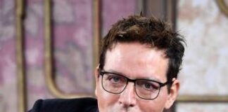 Infortunio sul set per Gabriel Garko, il video dall’ospedale sulla sedia a rotelle