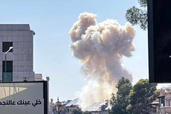 Israele attacca la Siria, colpito palazzo presidenziale a Damasco. Netanyahu: “Raid per salvare fratelli drusi”