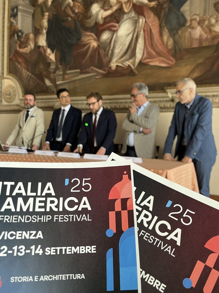 Italia-America Friendship Festival (da sx Jacopo Bulgarini d’Elci, ideatore e direttore del progetto, il Console per la Stampa e la Cultura, Consolato Generale degli Stati Uniti a Milano Yoon Nam, Sindaco Possamai, il Presidente dell’associazione Vicentini nel mondo Ferruccio Zecchin, e il Segretario Generale della Fondazione Teatro Comunale di Vicenza Pier Giacomo Cirella (lo scatto è della conferenza stampa di annuncio del Festival)
