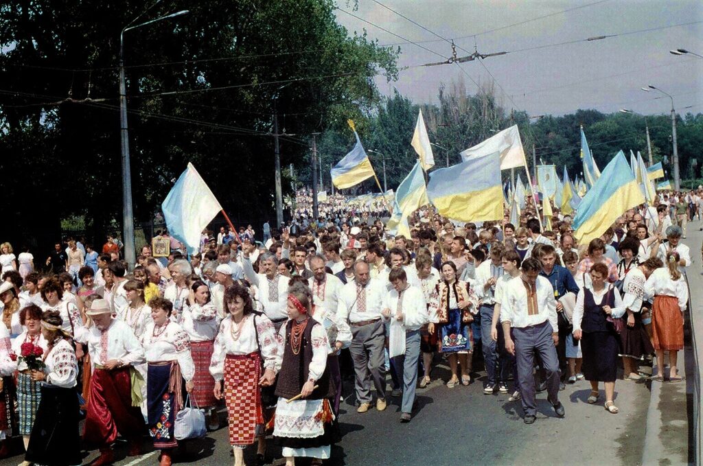 La prima "Processione della vyšyvanka" di Zaporoghi alla celebrazione del 500º anniversario dei cosacchi di Zaporižžja nel 1990