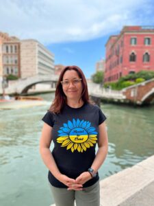 Marina Sorina con la t-shirt con i colori dell'Ucraina