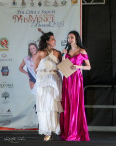 Miss Venice Beach 2025, la vicentina Claudia Cavaliere con la presentatrice Elisa Bagordo (ph Fabio Beretta)