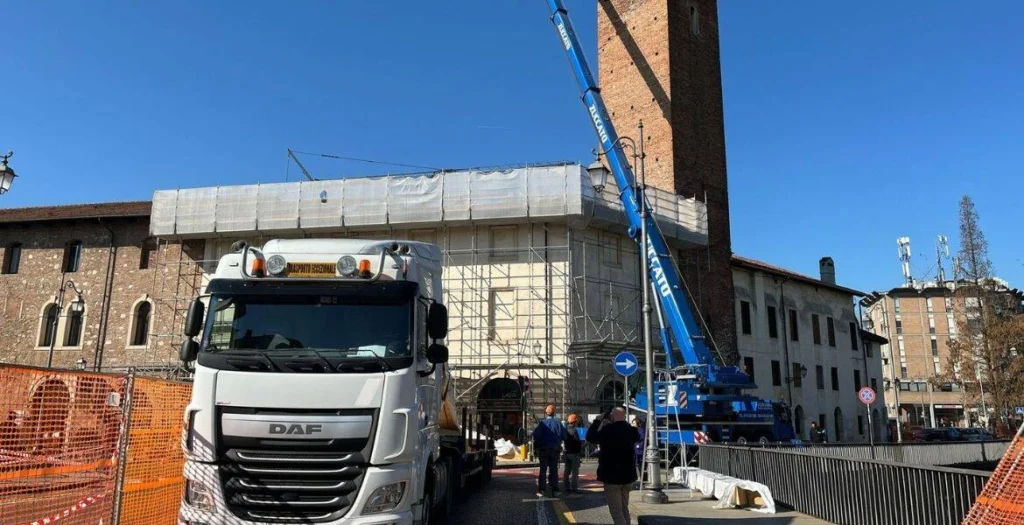 Montaggio e posa delle capriate sul tetto dell’Auditorium Canneti