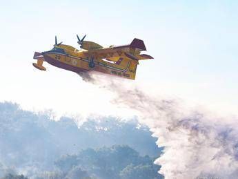 Olbia, incendio vicino all’aeroporto: voli dirottati o cancellati