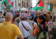 Gaza muore di fame: per “disertare il silenzio” in 300 in piazza a Vicenza con fischietti e pentole Gaza muore di fame: in 300 in piazza a Vicenza anche sotto l'ufficio del sindaco Possamai per “disertare il silenzio”