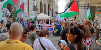 Gaza muore di fame: per “disertare il silenzio” in 300 in piazza a Vicenza con fischietti e pentole Gaza muore di fame: in 300 in piazza a Vicenza anche sotto l'ufficio del sindaco Possamai per “disertare il silenzio”