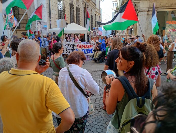 Gaza muore di fame: in 300 in piazza a Vicenza anche sotto l'ufficio del sindaco Possamai per “disertare il silenzio” Gaza muore di fame: in 300 in piazza a Vicenza anche sotto l'ufficio del sindaco Possamai per “disertare il silenzio”