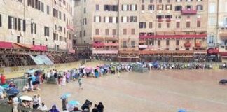 Palio di Siena salta per maltempo, la corsa è rinviata a domani