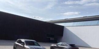 Porsche presenta le versioni Black Editon di Taycan e Cayenne