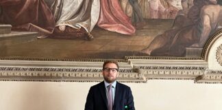 Vicenza, basta vetrine in stato di abbandono: i locali vuoti vanno allestiti con vetrofanie e pannelli decorativi Possamai su centro storico vicenza