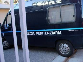 Rivolta al carcere di Rieti, sala ricreativa in fiamme: 6 agenti penitenziari in ospedale