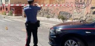 Roma, spari da un’auto in corsa ad Acilia: ferita una ragazza di 19 anni affacciata alla finestra