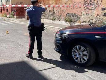 Roma, spari da un’auto in corsa ad Acilia: ferita una ragazza di 19 anni affacciata alla finestra