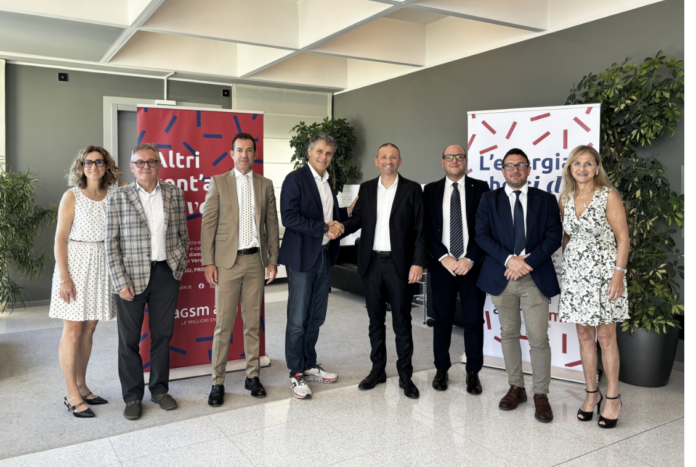 Da sinistra: Elisa Pinali, Business Development AGSM AIM; Elia Corrado Lubian, ceo AIEM Green; Luca Fresi, direttore Power & Smart Infrastructures AGSM AIM; Massimo Turri, presidente AIEM Green; Alessandro Russo, consigliere delegato AGSM AIM; Gianluca Miccoli, Ad di AIEM Srl; Diego Toti, general manager AIEM Green; Daniela Ambrosi, direttrice Legal AGSM AIM Da sinistra: Elisa Pinali, Business Development AGSM AIM; Elia Corrado Lubian, ceo AIEM Green; Luca Fresi, direttore Power & Smart Infrastructures AGSM AIM; Massimo Turri, presidente AIEM Green; Alessandro Russo, consigliere delegato AGSM AIM; Gianluca Miccoli, Ad di AIEM Srl; Diego Toti, general manager AIEM Green; Daniela Ambrosi, direttrice Legal AGSM AIM