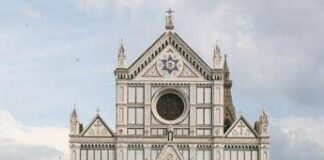 Si arrampicano sulla facciata di Santa Croce a Firenze, ripresi in video choc