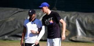 Sinner, allenamento a Wimbledon con gomito fasciato: oggi match con Shelton